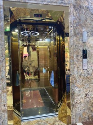 Mẫu thang máy tải khách cửa kính sang trọng