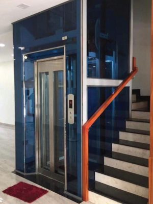 Mẫu thang máy gia đình cửa khung thép