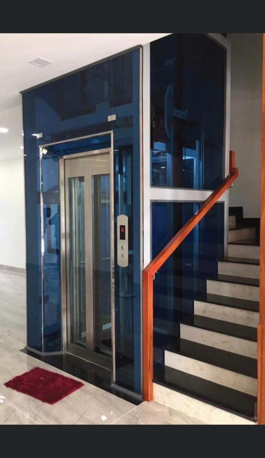 Mẫu thang máy gia đình cửa khung thép