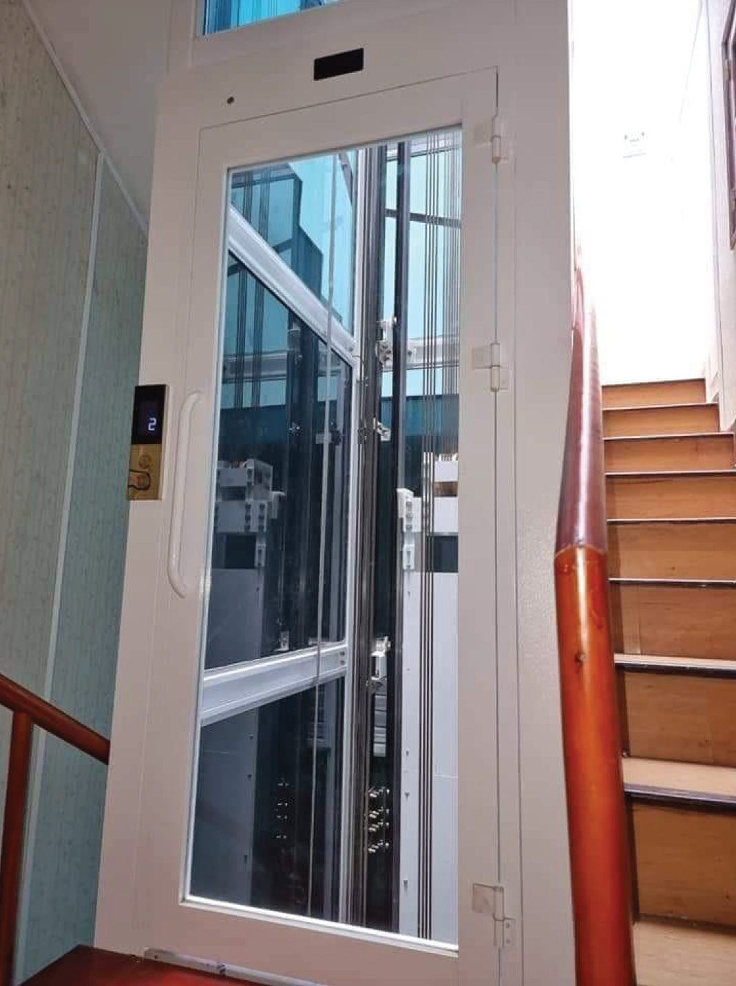 Mẫu thang máy gia đình cửa kính trong suốt